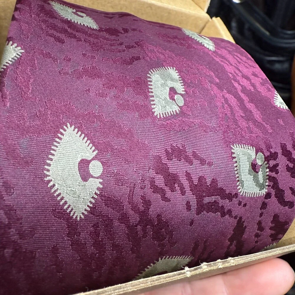 Vintage Giorgio Armani Cravatte 100% Silk Burgundy Jacquard Tie Made Italy